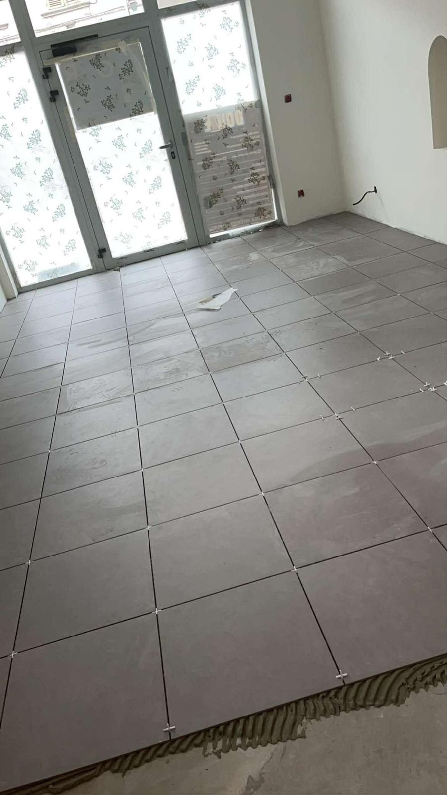 Carrelage gris posé au sol dans une pièce rénovée