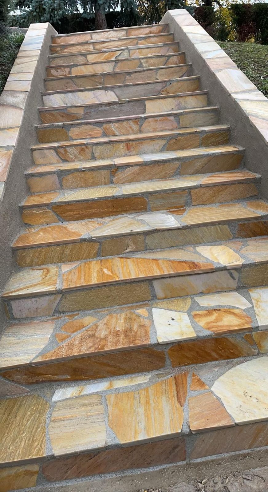 Escalier extérieur habillé de dalles de pierre, chantier réalisé par Lemoine Arnaud